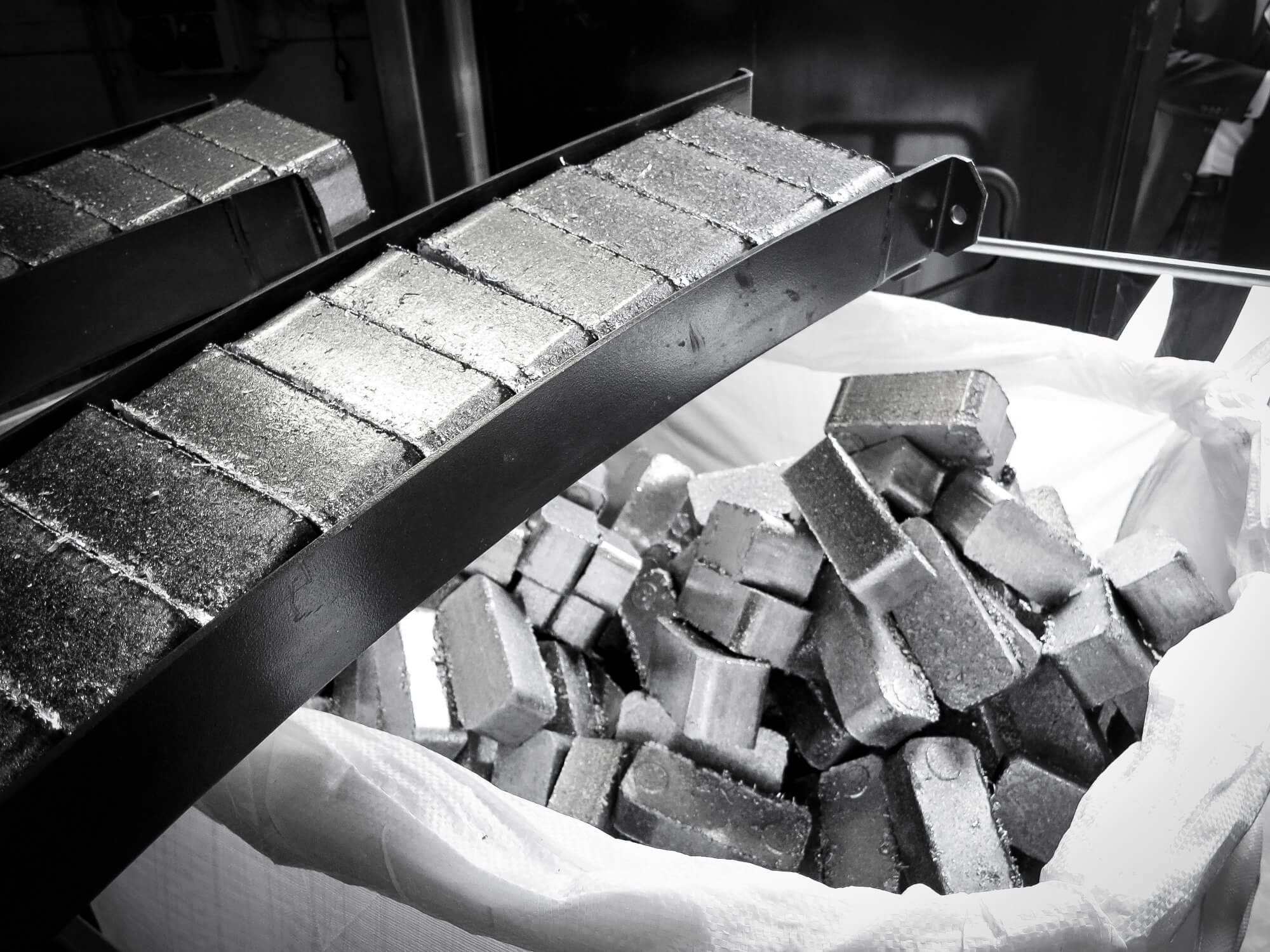Austrag von Metallbriketts