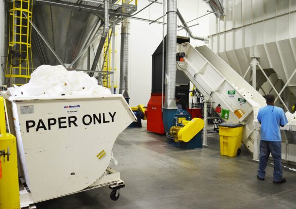 Shredder mit Papierabfall