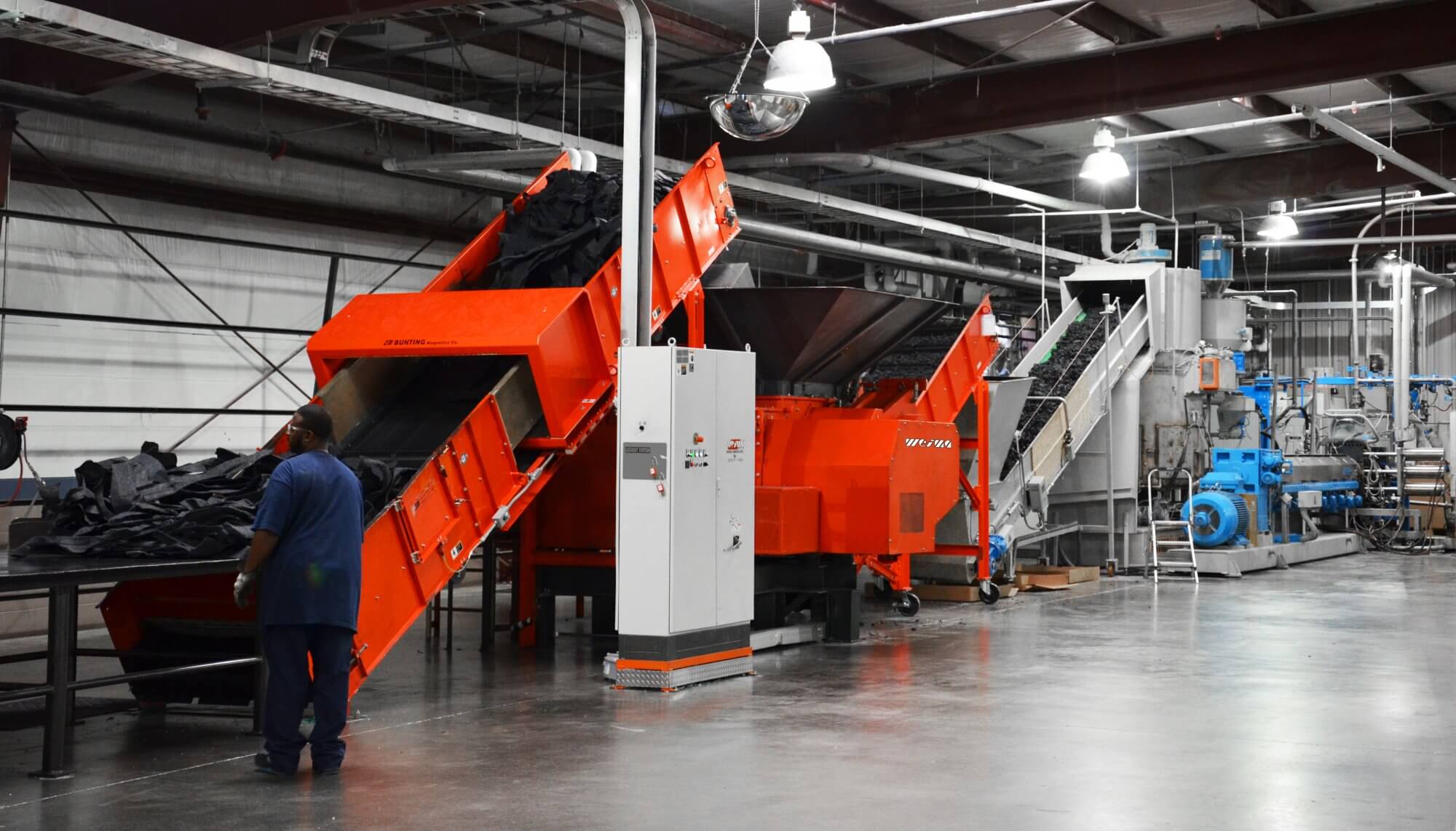 Shredder und Extruder stellen Granulat her