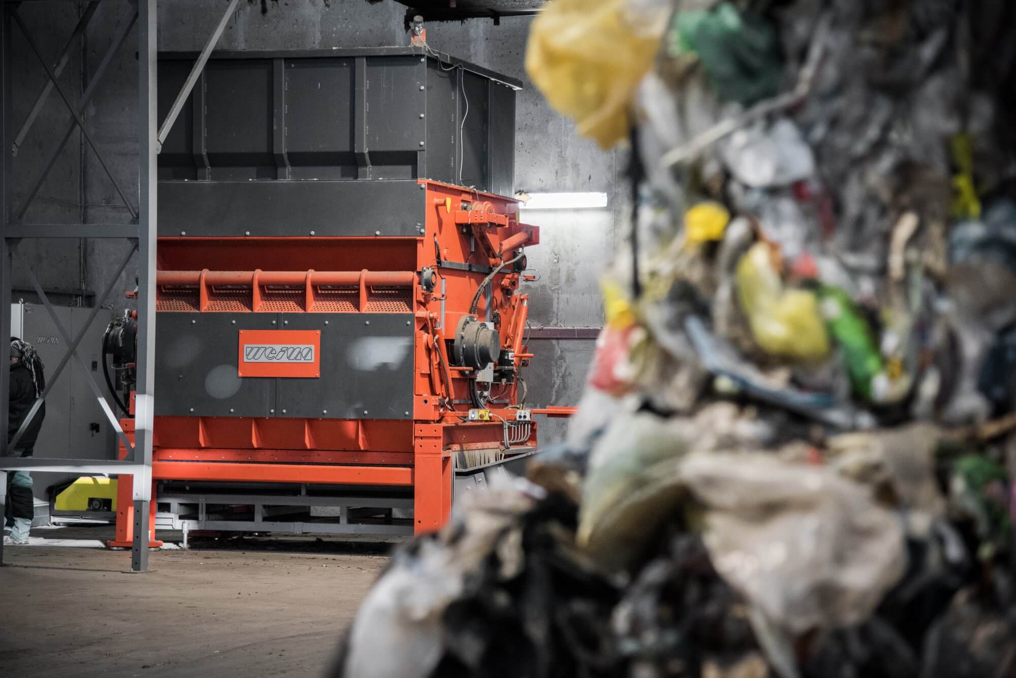 WEIMA PowerLine 2500 Einwellen-Zerkleinerer shreddert Abfälle für die Ersatzbrennstoffproduktion
