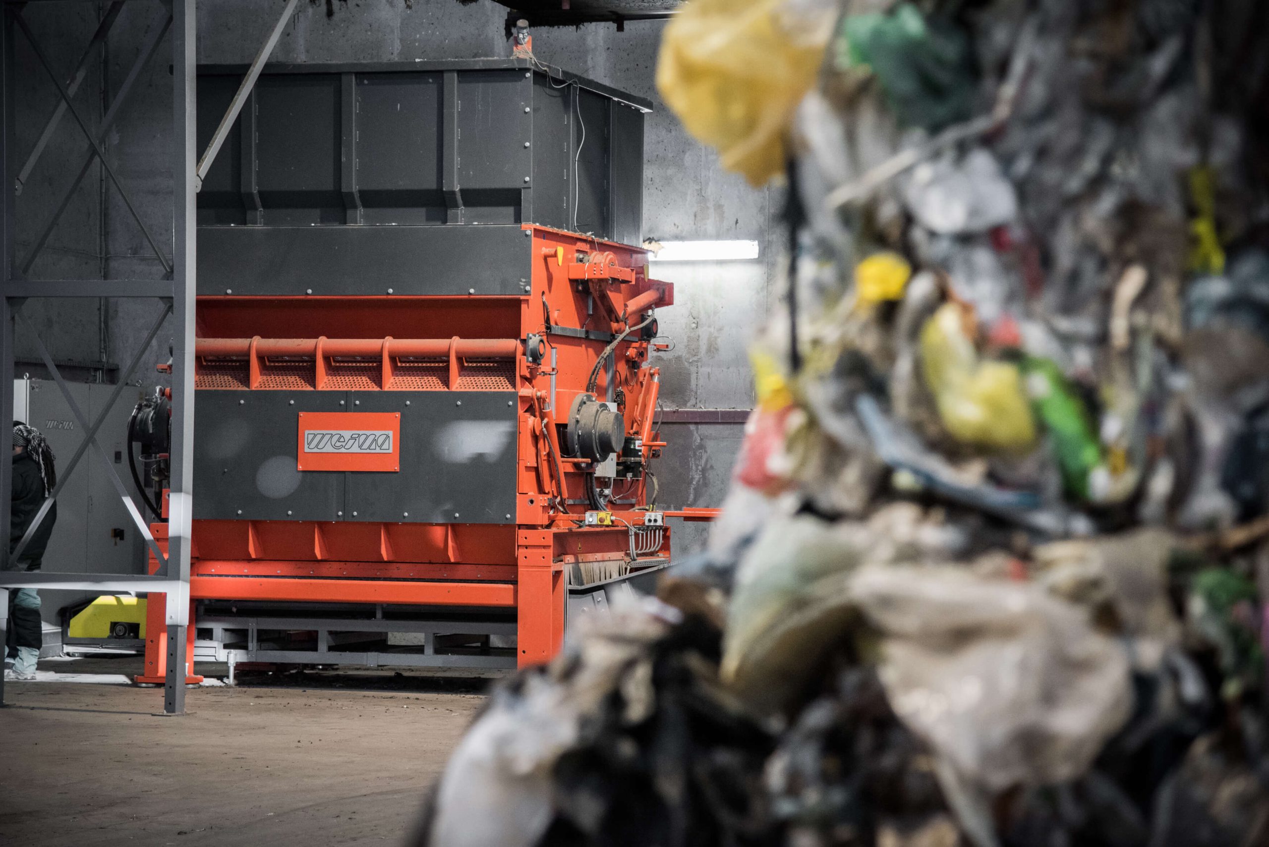 WEIMA PowerLine 2500 Einwellen-Zerkleinerer shreddert Abfälle für die Ersatzbrennstoffproduktion