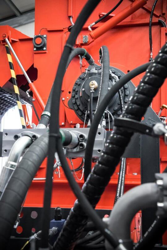 Direktmotor eines Hydraulikantrieb mit Schläuchen im Vordergrund