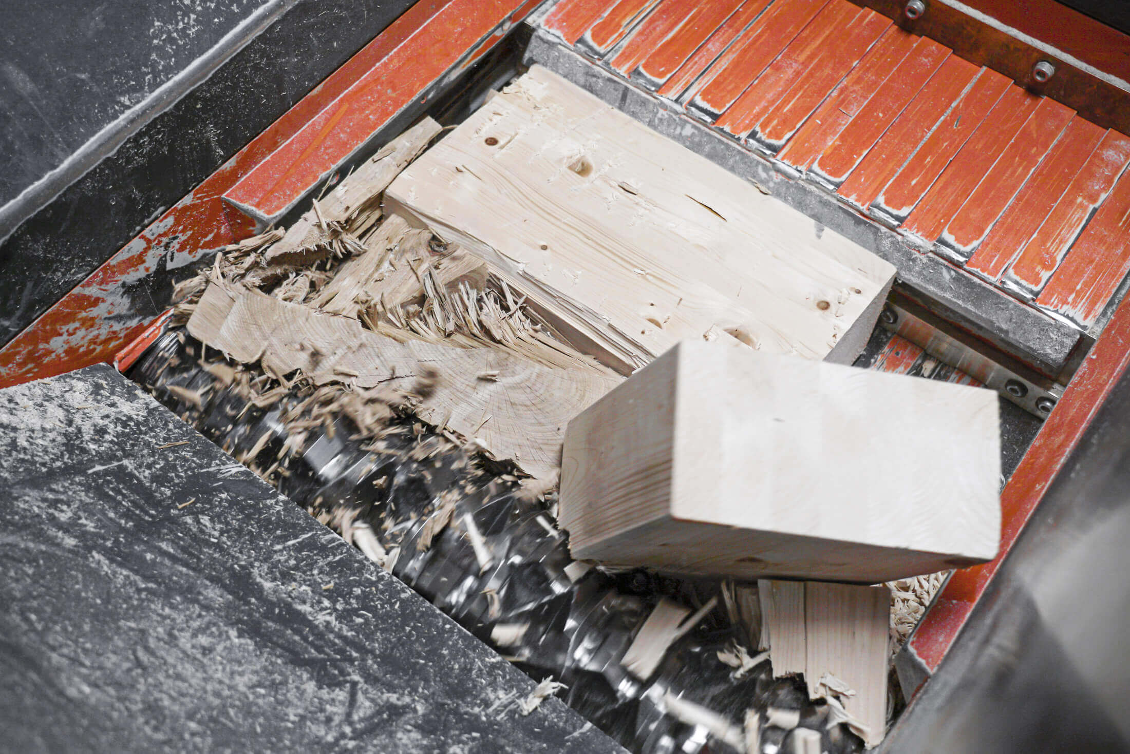 Holzblock, Shredder, Holzreste, Zerkleinerung, Rotor Holzreste im Schneidraum des WEIMA Zerkleinerers