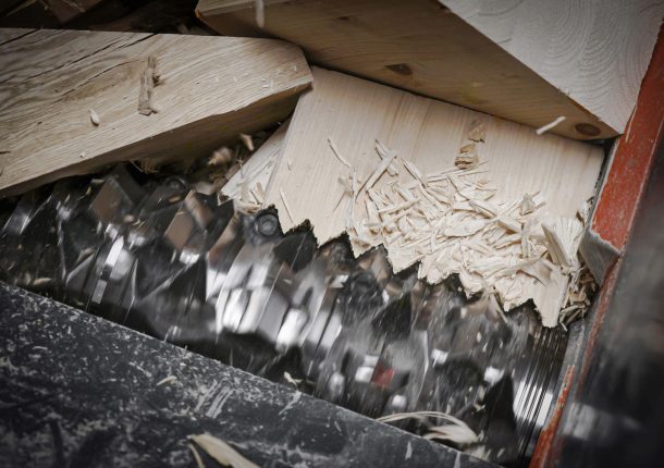 WEIMA WL 6 Shredder zerkleinert großes Holzstück
