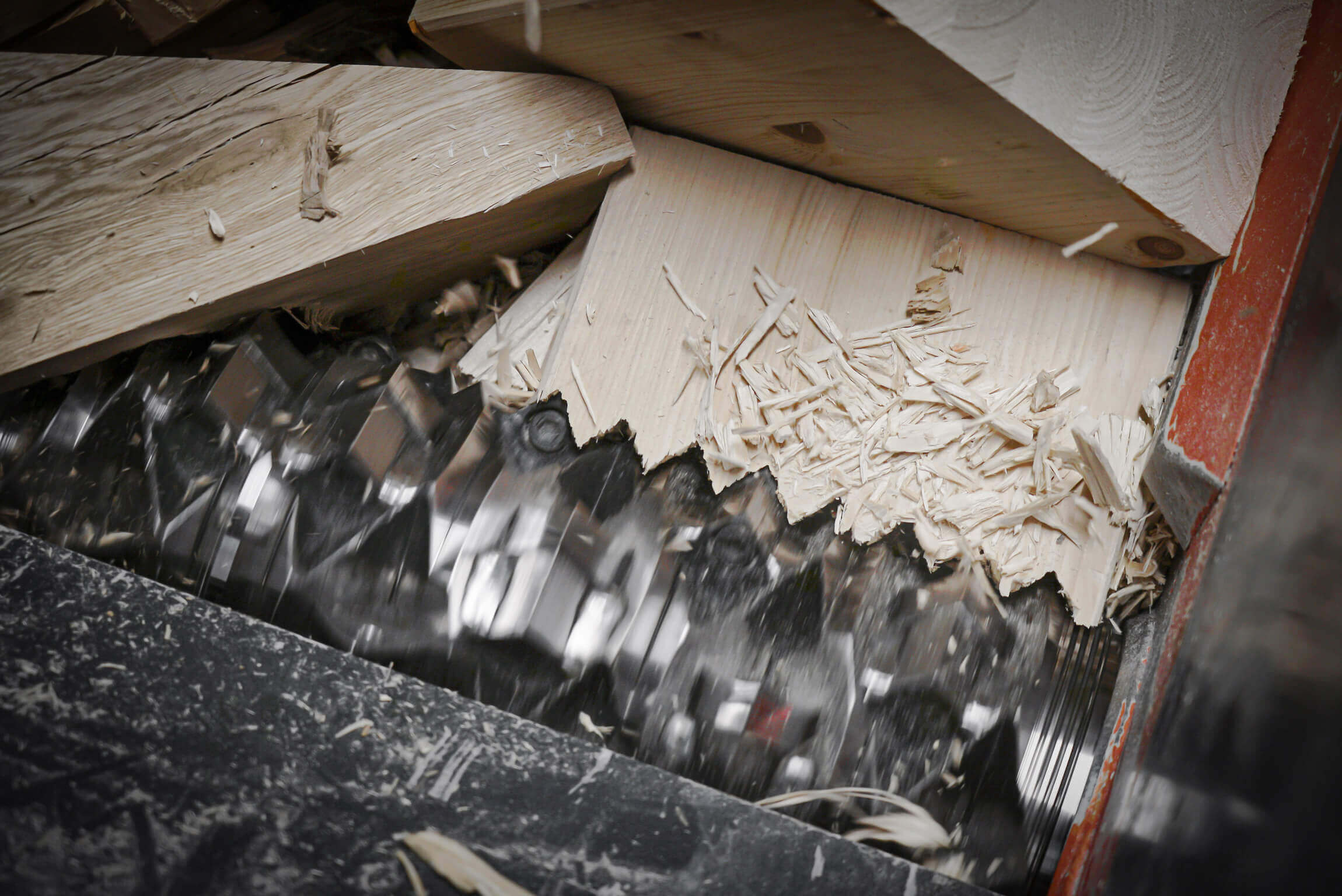 WEIMA WL 6 Shredder zerkleinert großes Holzstück