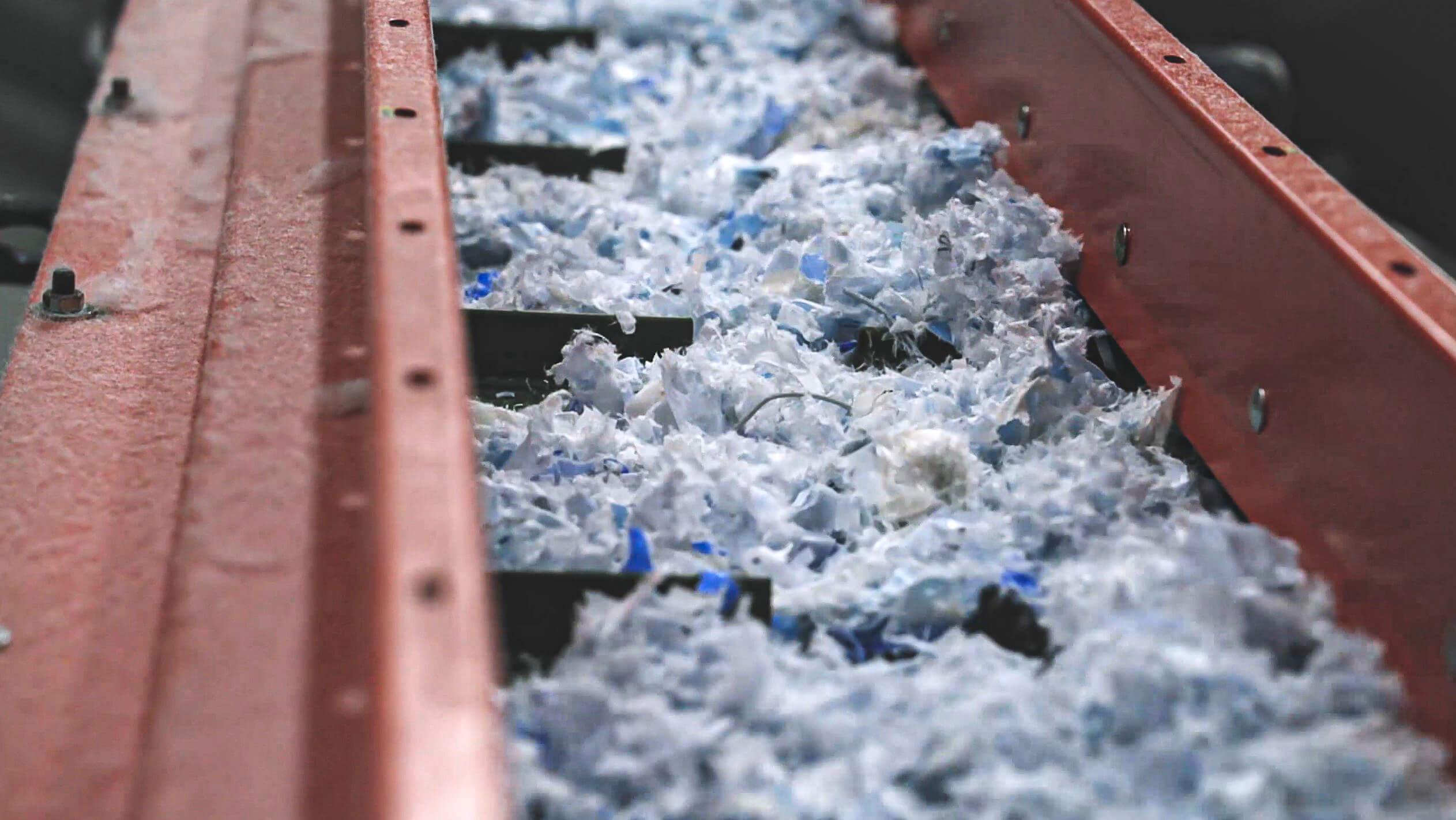 Geshredderter Kunststoff, Austragsband, zerkleinert shredded plastic on conveyor belt