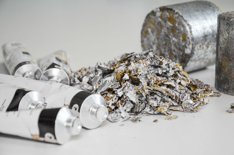 Aluminiumtuben, zerkleinertes Aluminium und Aluminiumbriketts