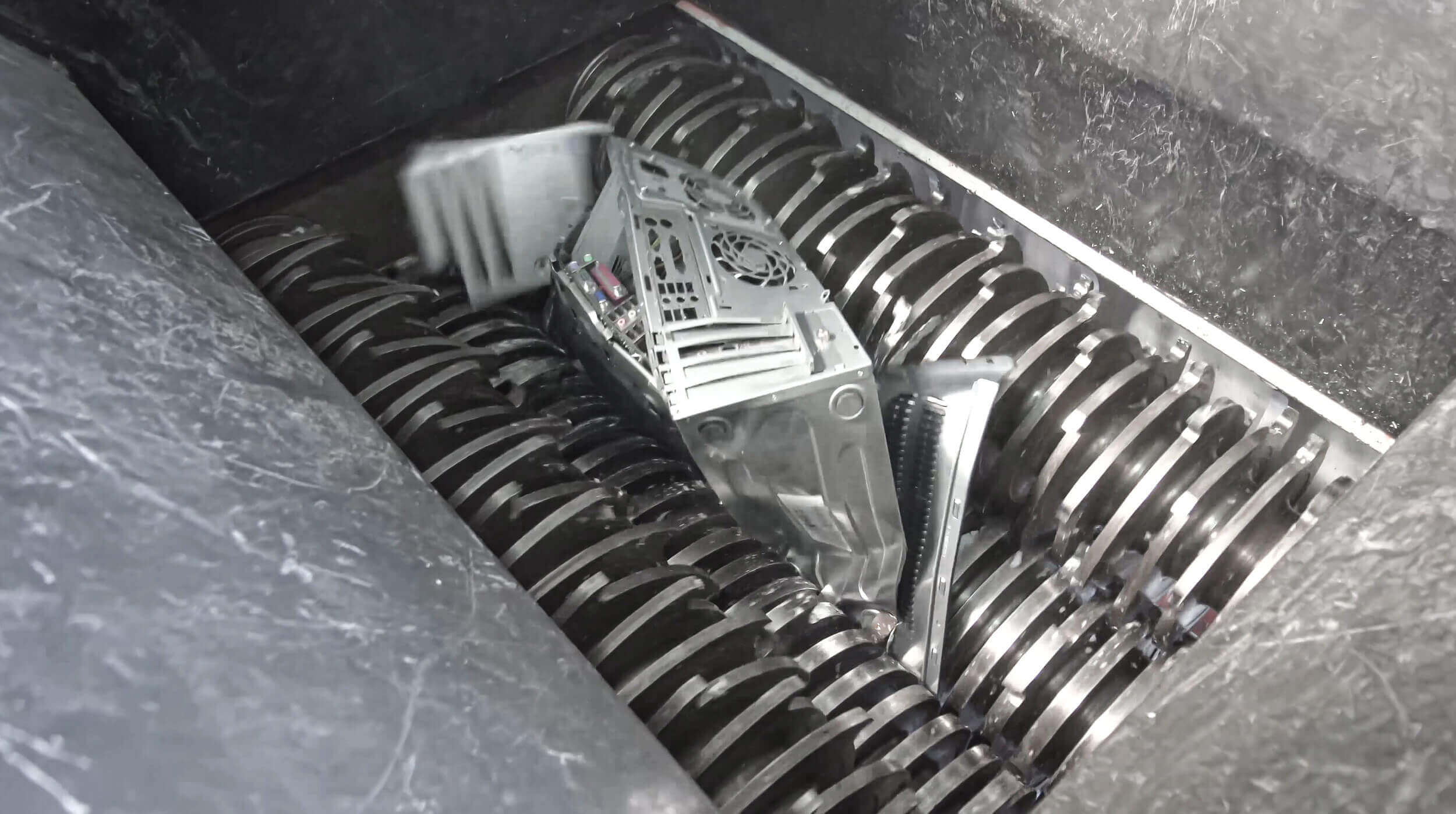 WEIMA ZM four-shaft shredder shreds WEEE electronic waste