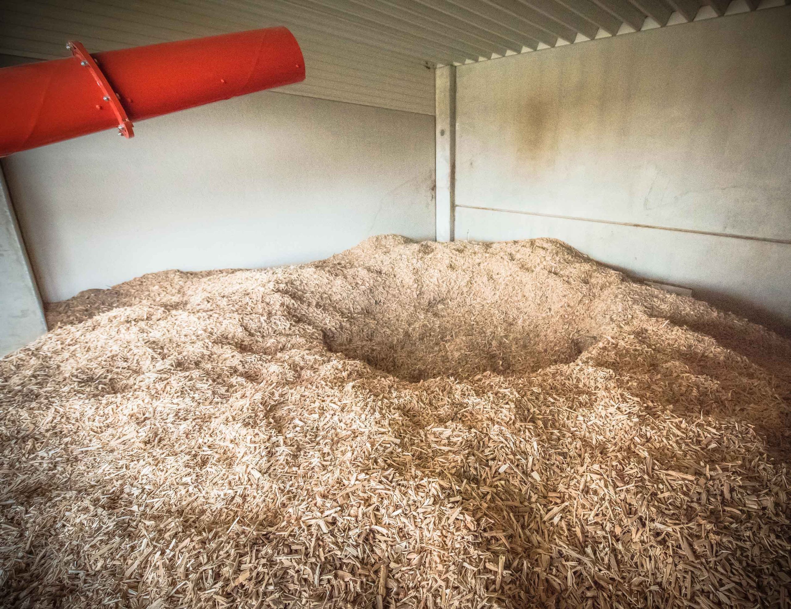 Screw conveyor transports wood chips into chip bunker