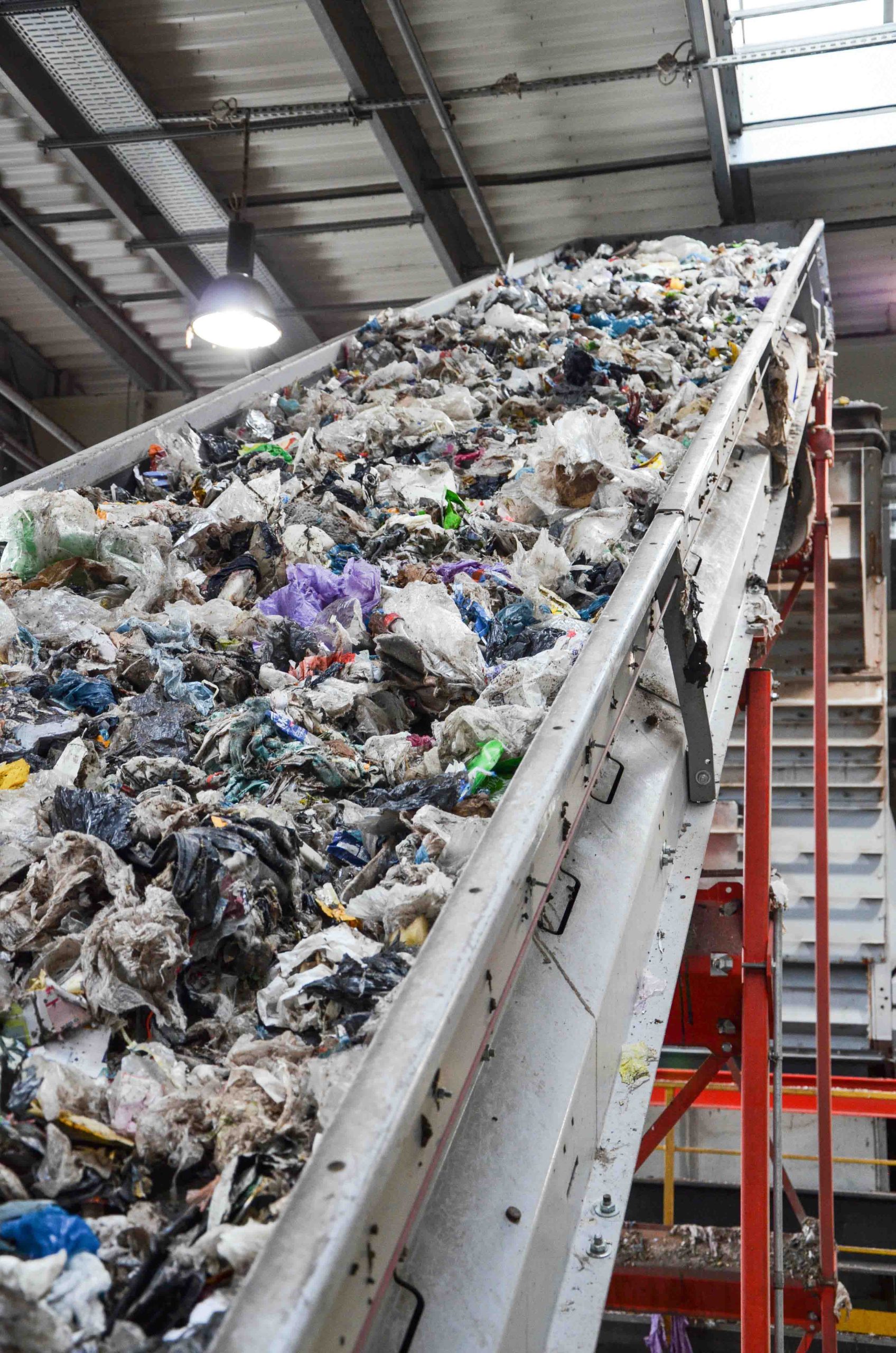 Mixed waste is fed into the WEIMA shredder by conveyor belt
