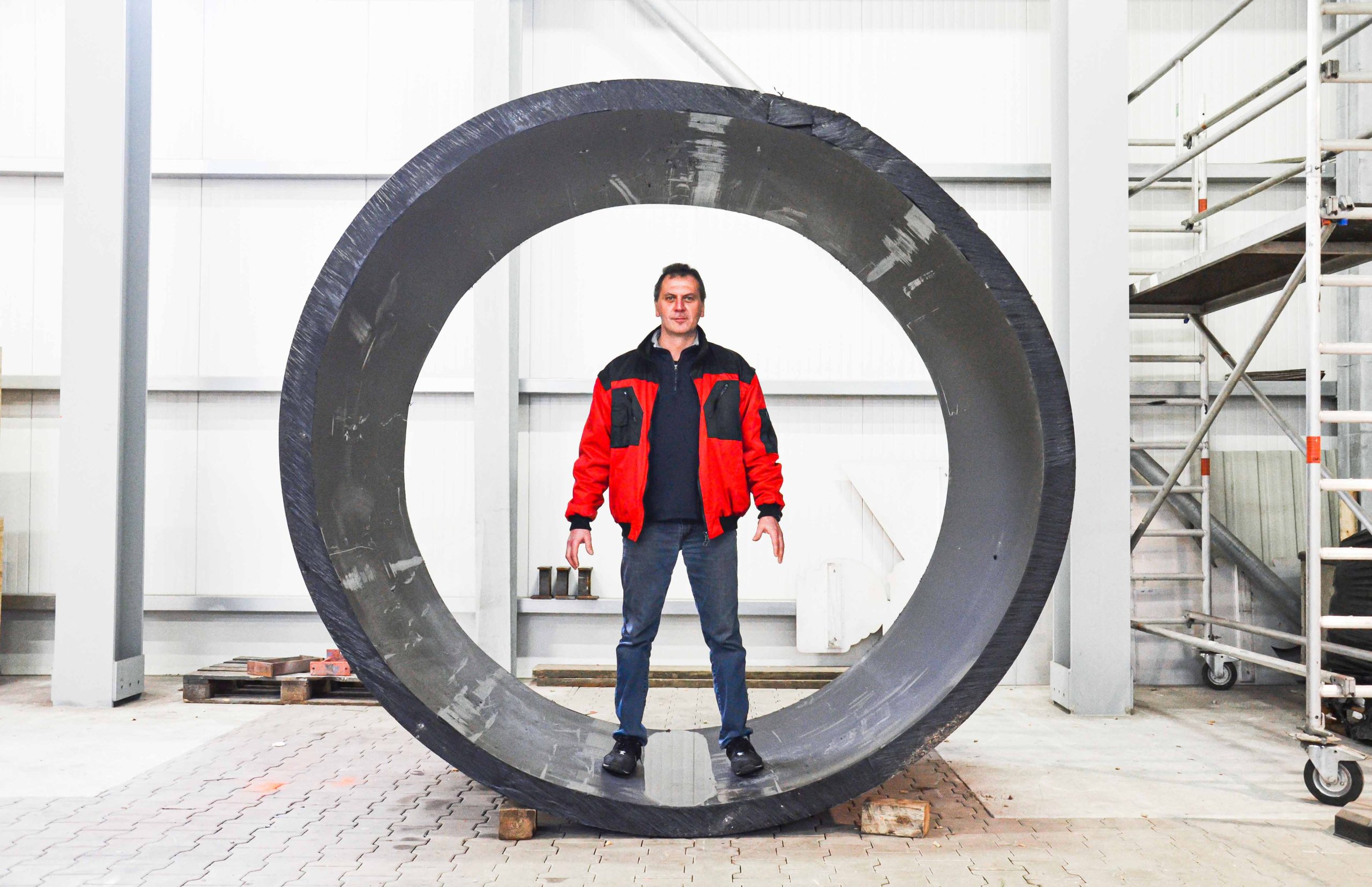 Huge pipeline pipe sections can be returned to the production process after shredding