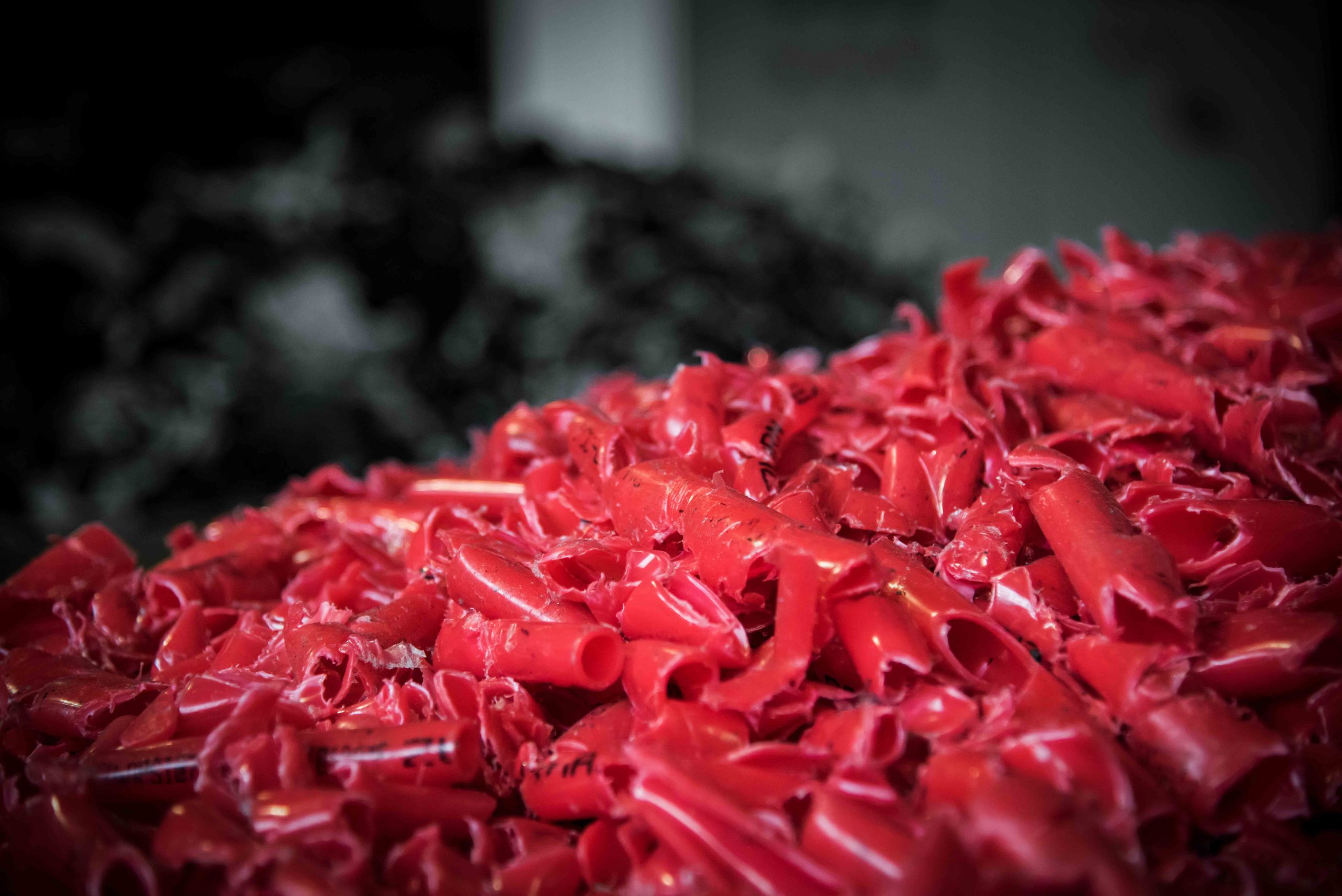 Shredded plastic waste from plastic rods