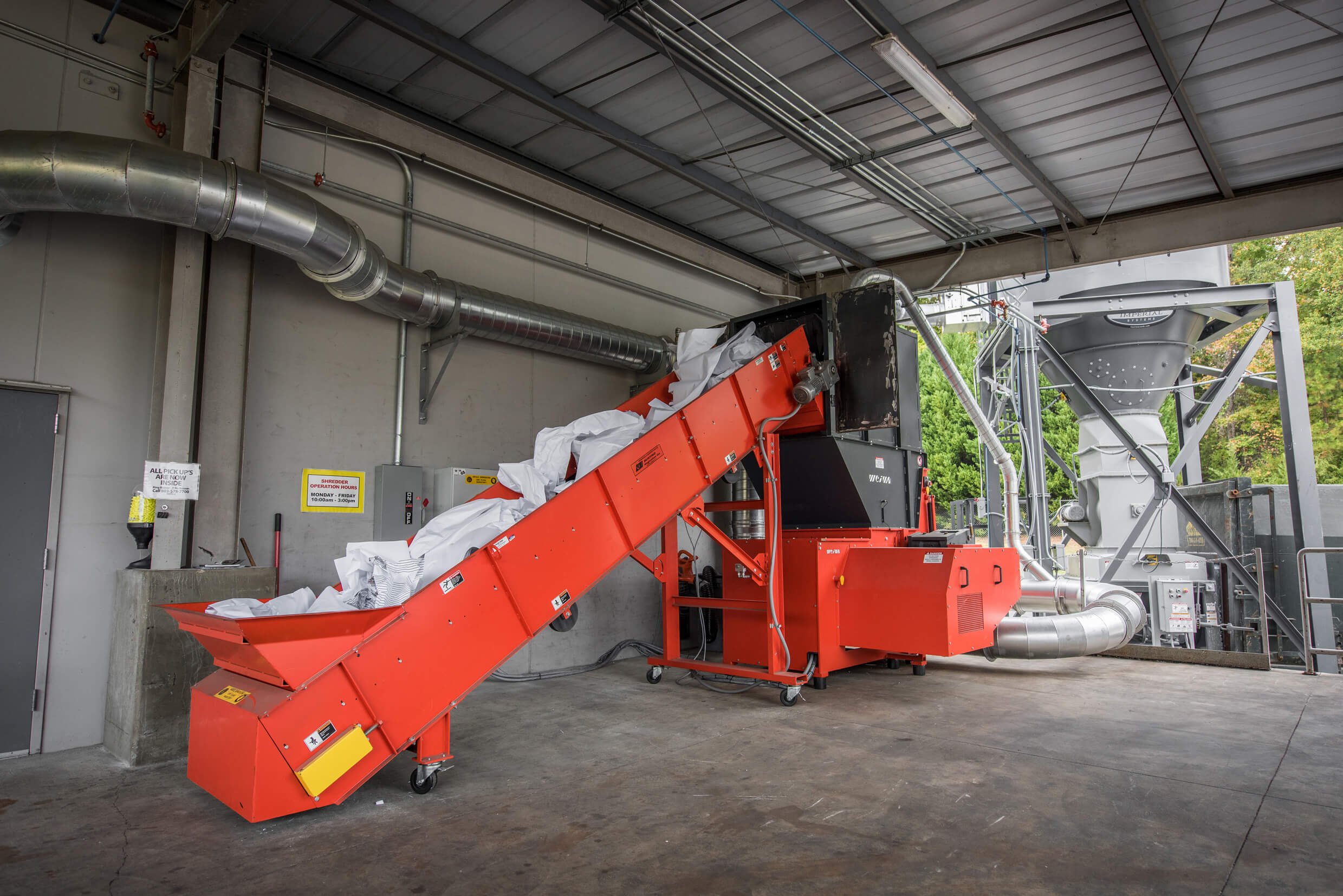 Paper recycling with a WEIMA WLK 10 shredder with extraction system