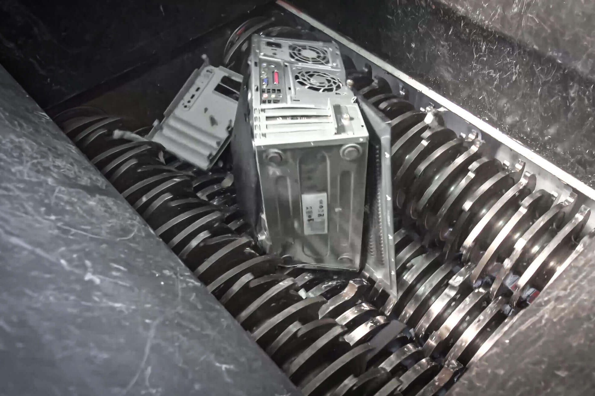WEIMA ZM four-shaft shredder shreds WEEE electronic waste