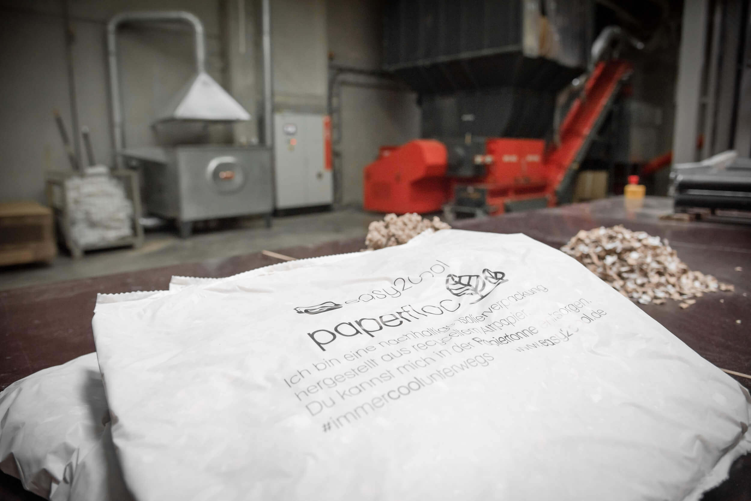 paperfloc Isolationsmatten vor geshreddertem Papier und Papieflocken vor dem WEIMA WLK 1500 Shredder