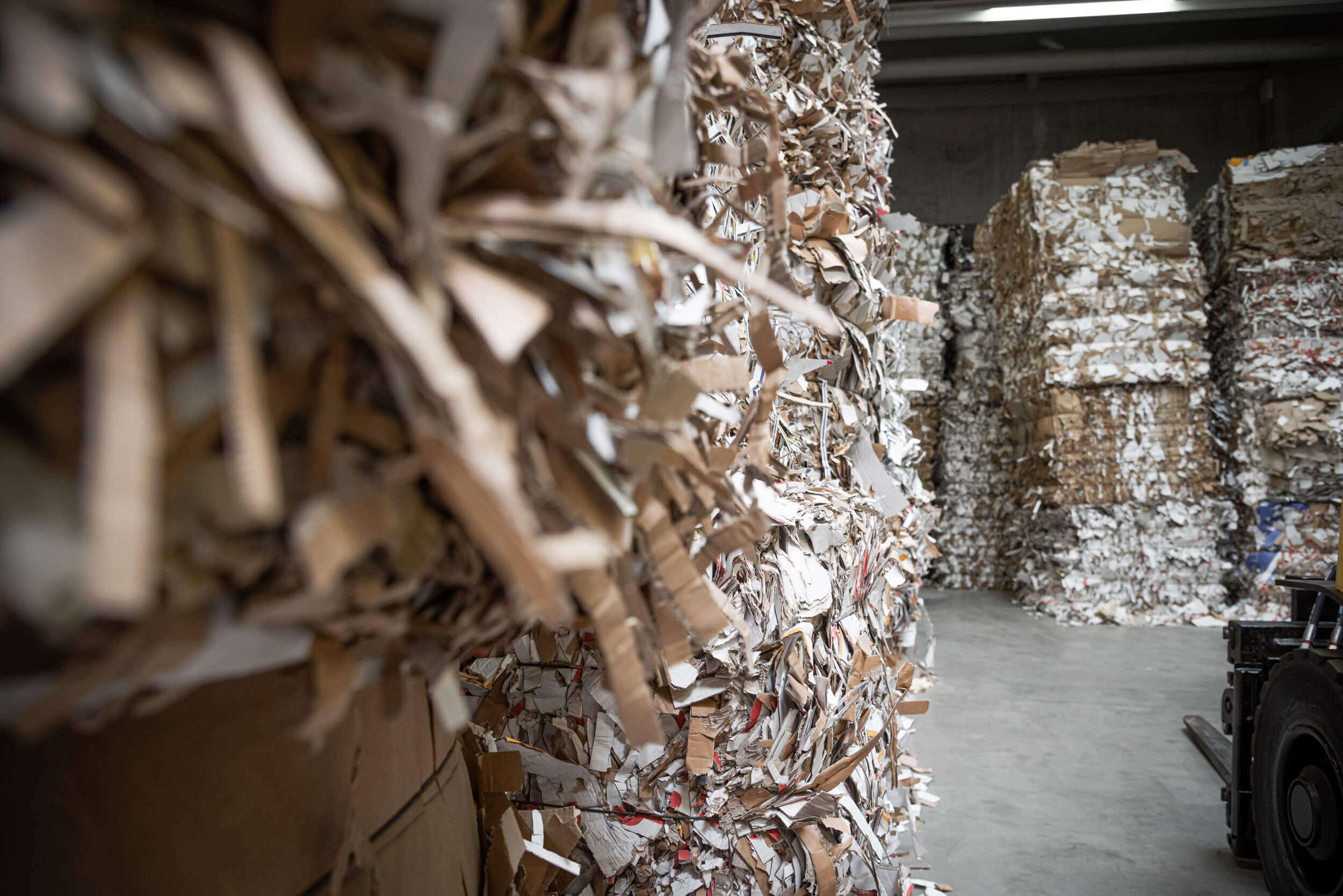Papierballen aus Altpapier in der Lagerhalle