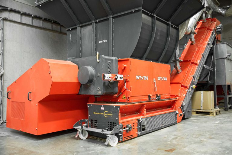 The logspacer design hopper allows large pieces to be shredded without material building up, which increases the efficiency of the shredder.