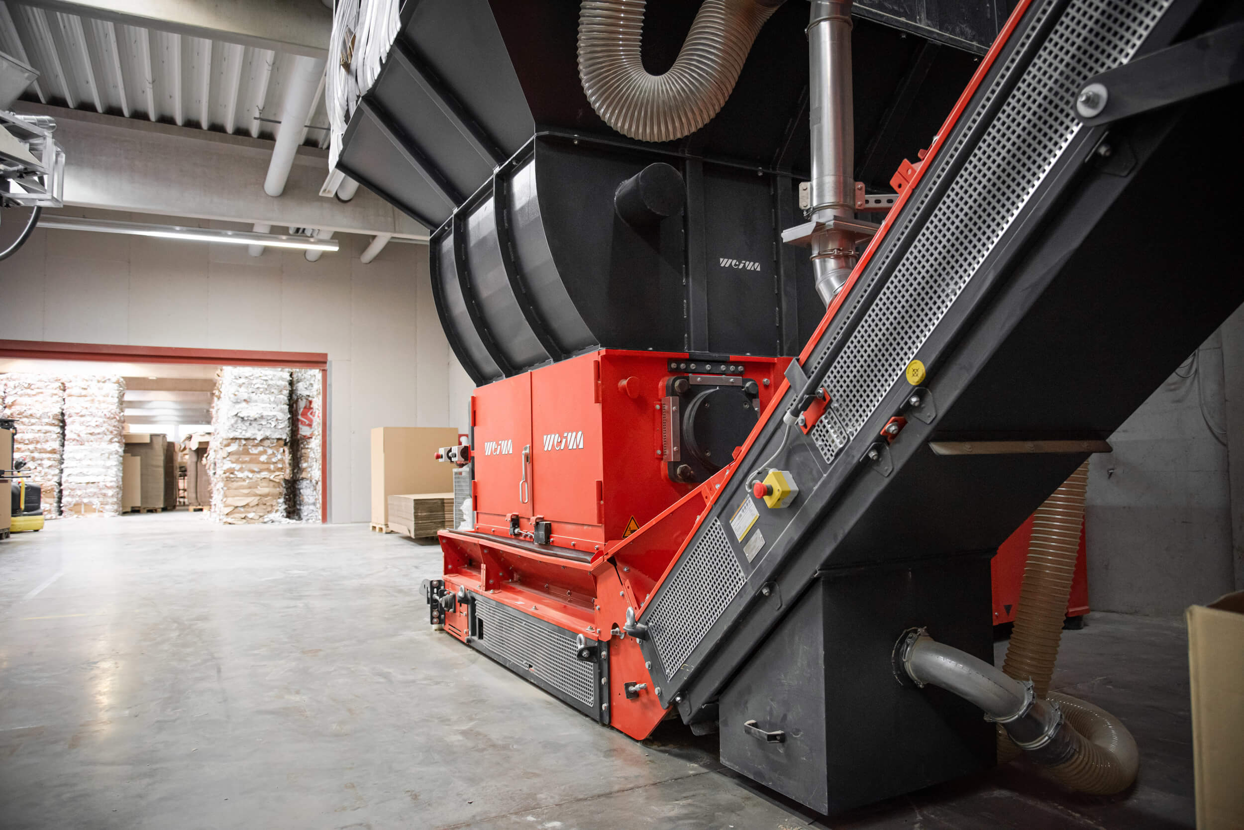 WEIMA WLK 1500 Papier-Shredder mit Logspacer Trichter in der Produktionshalle der easy2cool GmbH