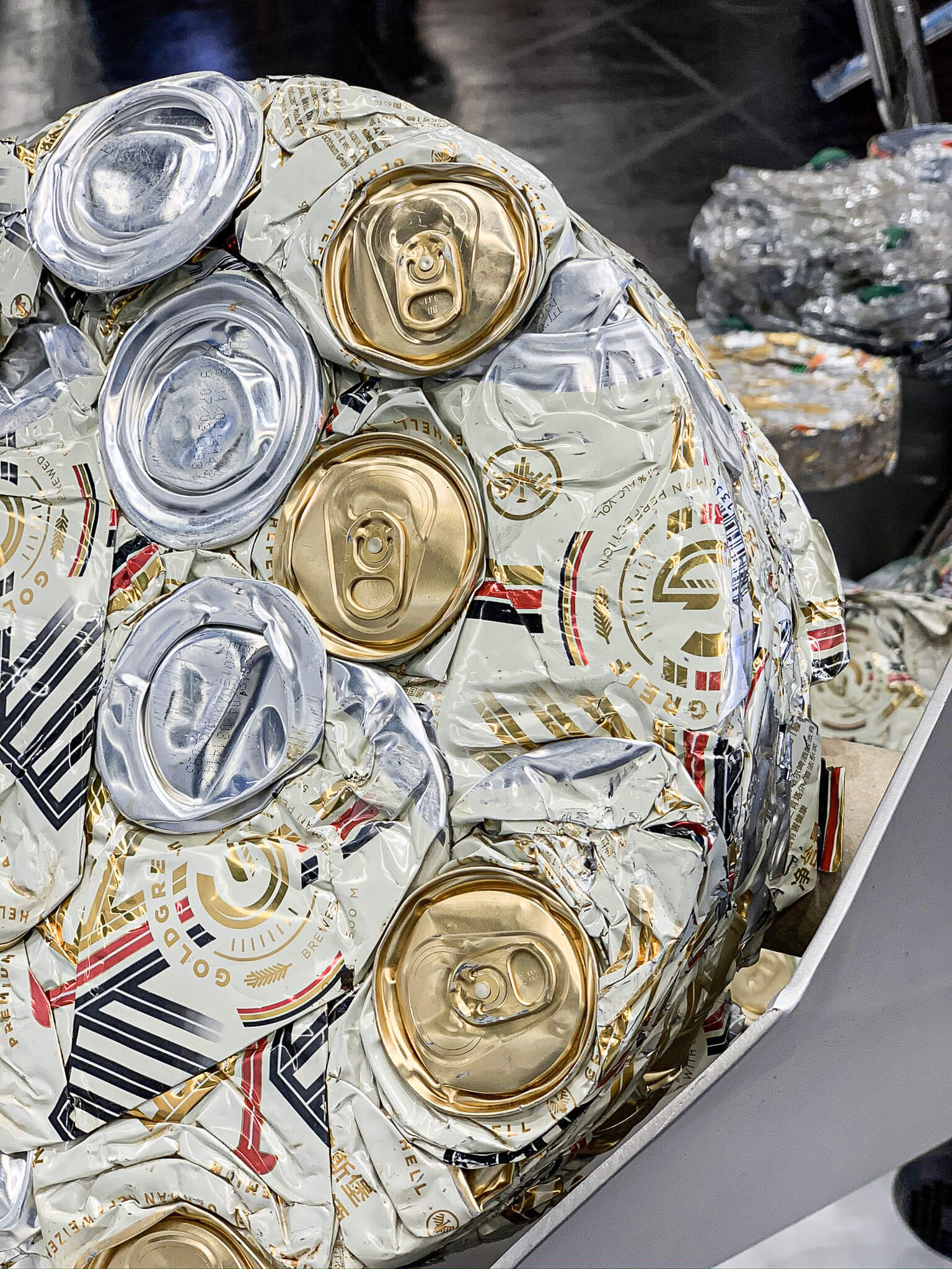 Aluminium drink cans compacted with PUEHLER press