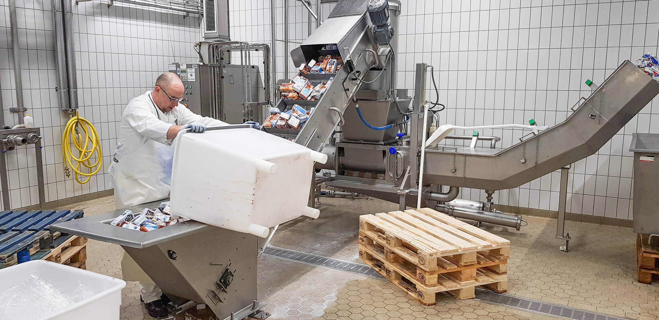 Draining and compressing of Tetra Paks with PUEHLER press