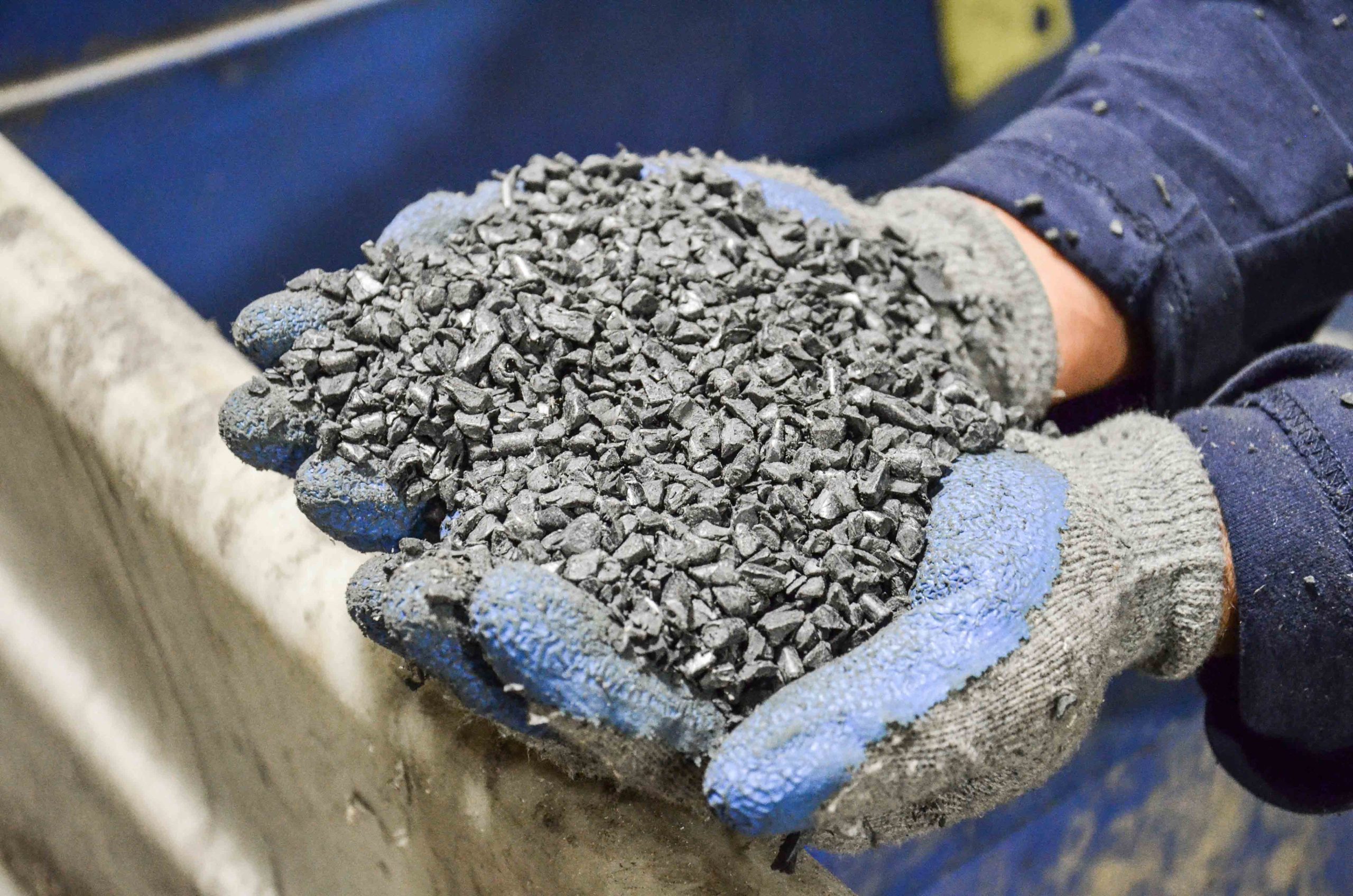 Shredded and grinded plastic waste from injection moulding