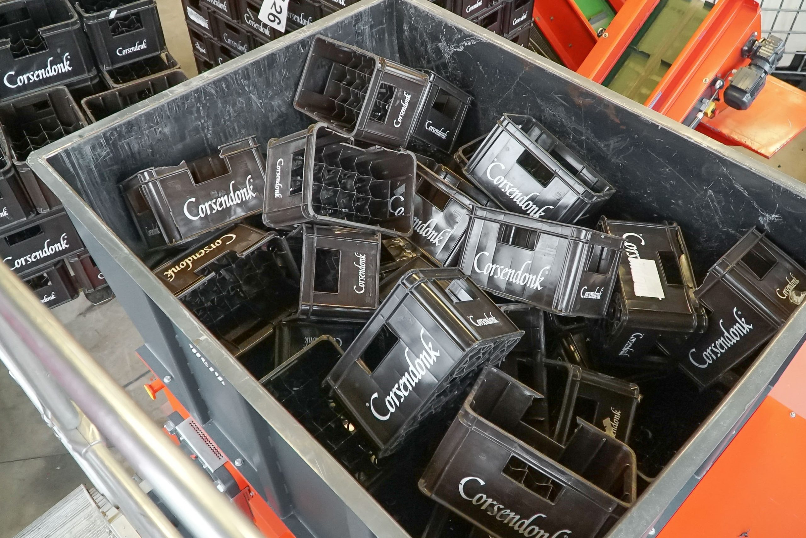 Shredding drinking crates plastic scrap