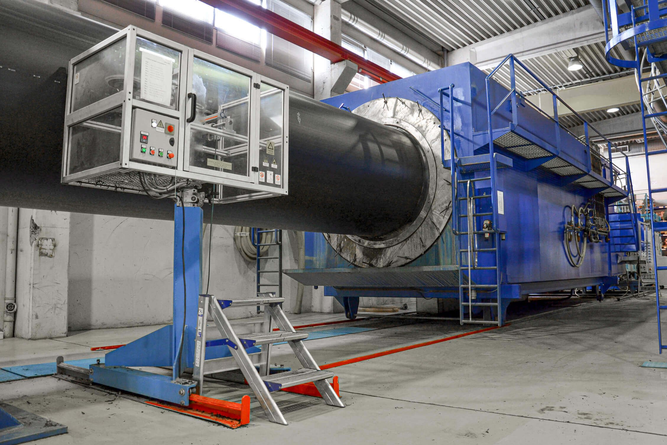 Large extrusion machine for pipes