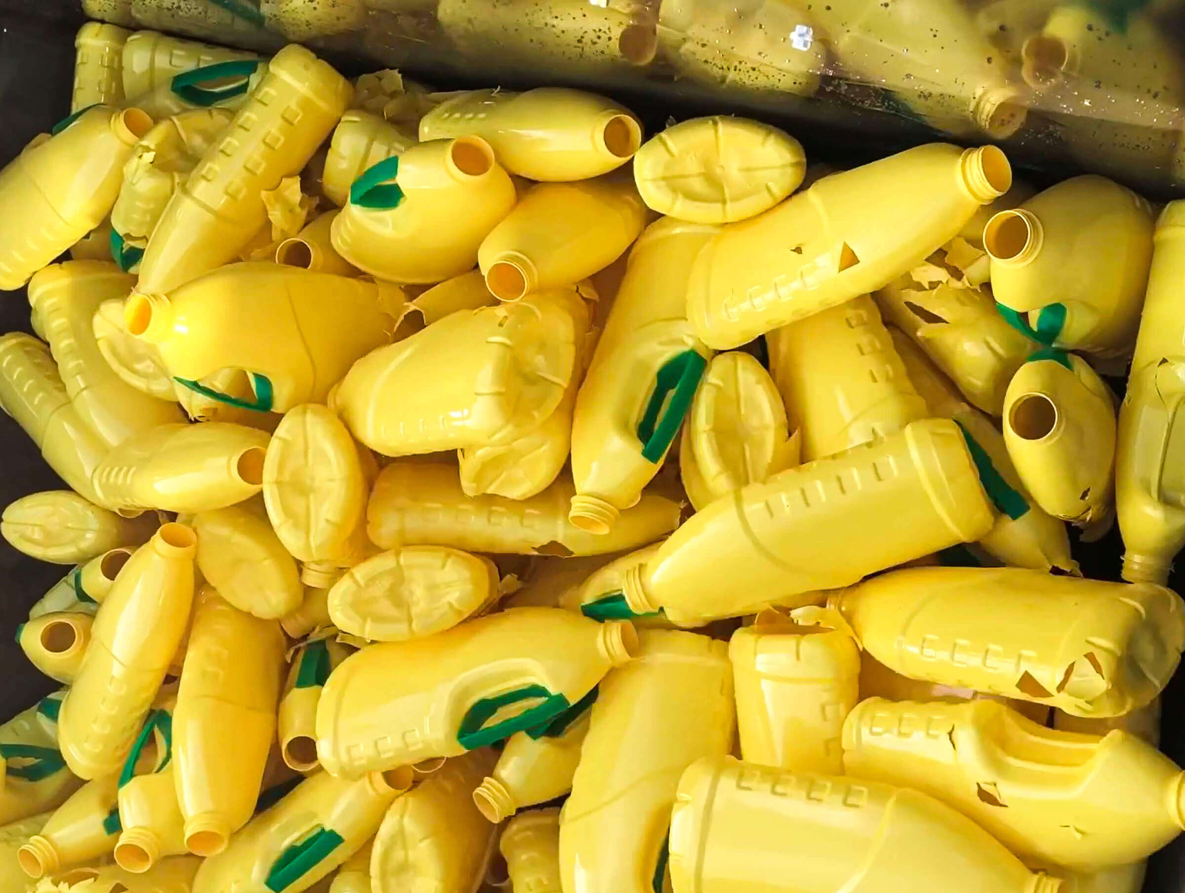 Rigid packging plastic bottle shredder