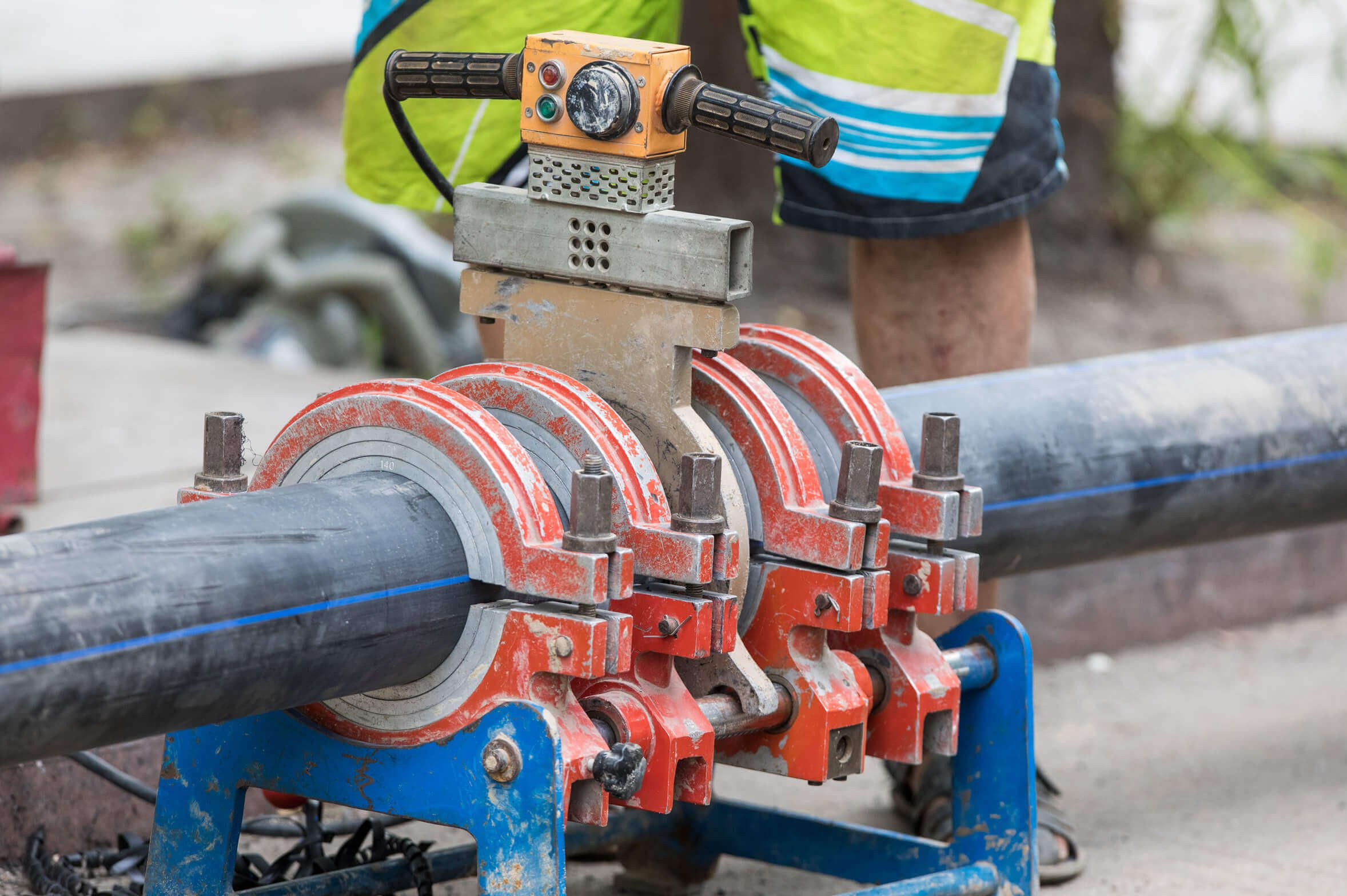 Welding plastic pipes