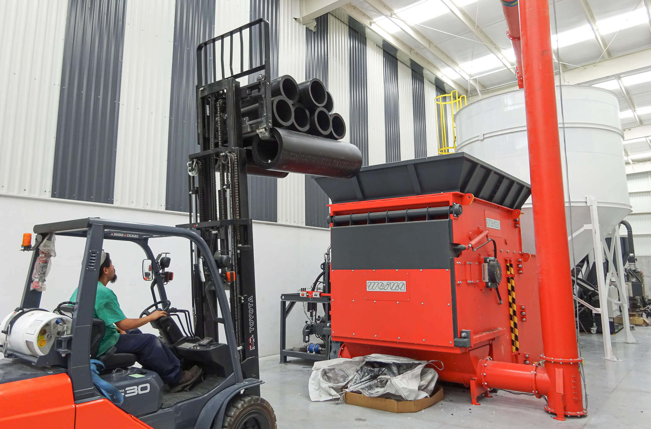Beschickung von WEIMA Kunststoffshredder mit HDPE und PE Rohren