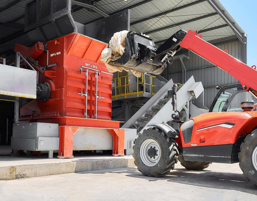 Plastika Kritis shredder WEIMA PreCut 3000 with wheel loader
