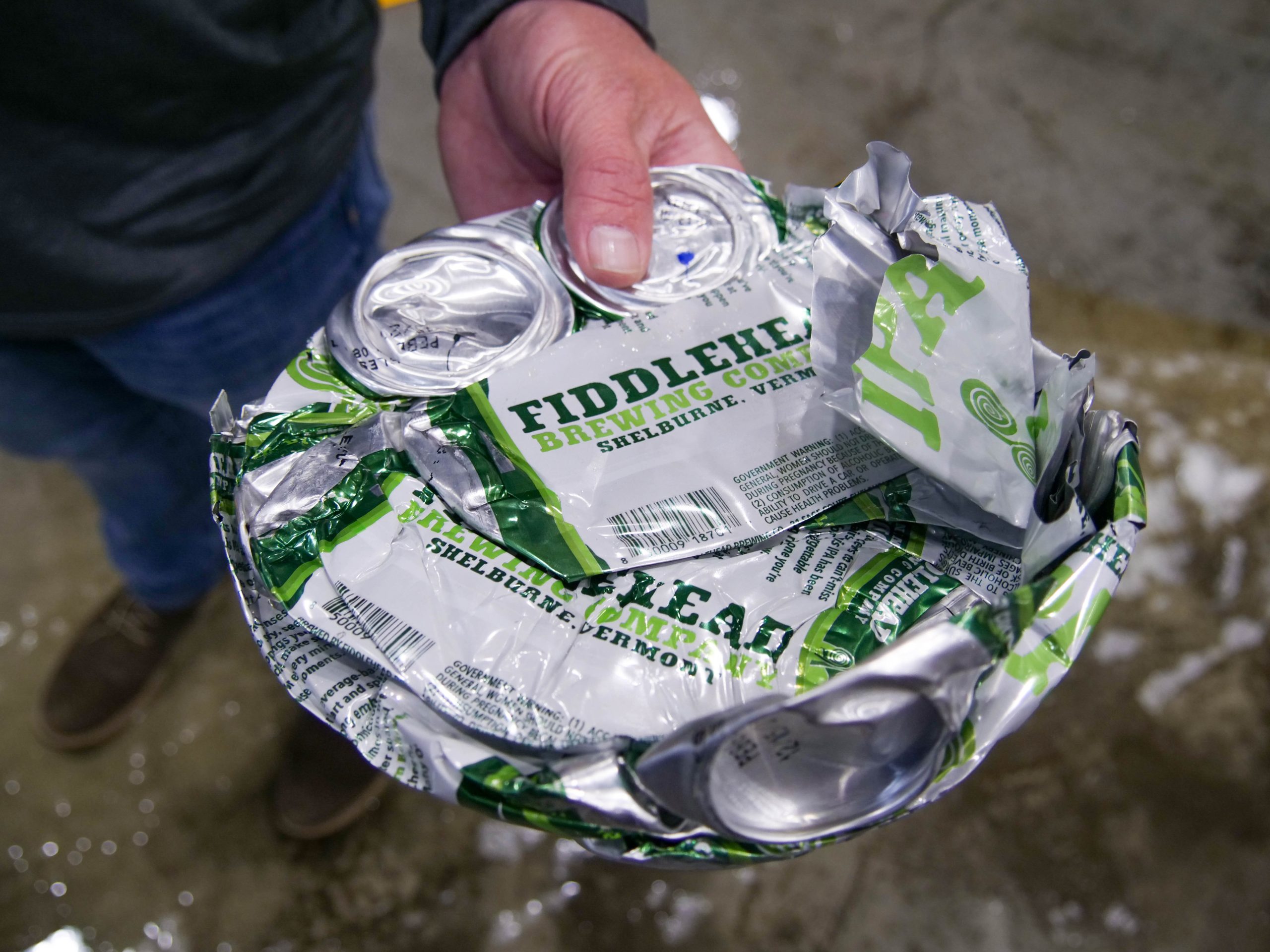 The aluminum cans are pressed into discs with a diameter of 200 mm