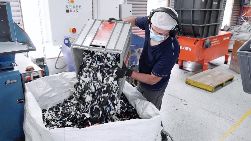 Shredding plastic hangers with WEIMA WLK 4