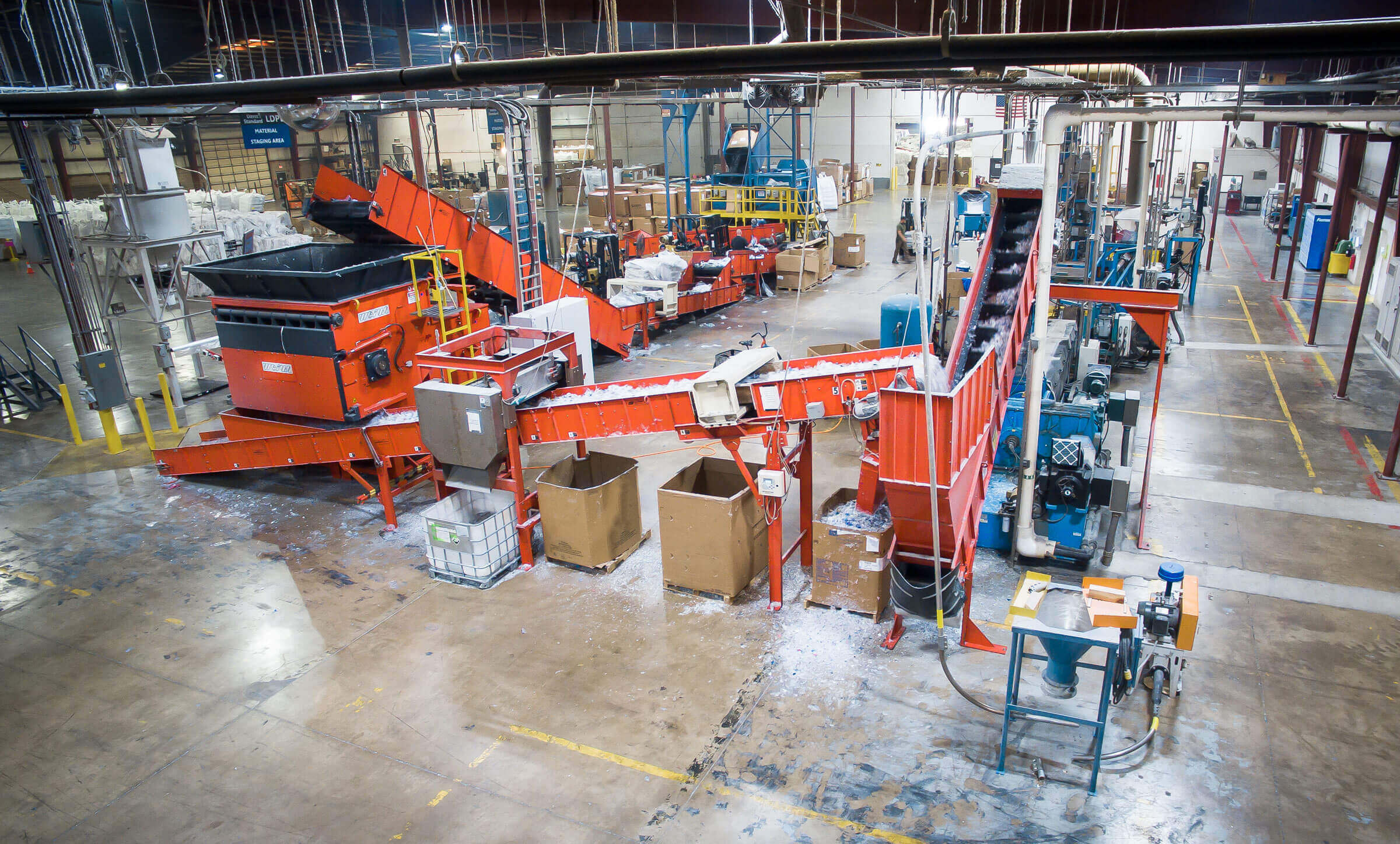 Large production space with WEIMA shredders and conveyors