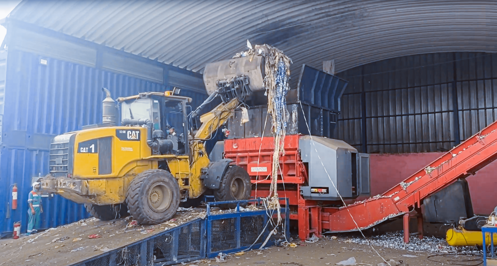 Feeding of WEIMA PowerLine 3000 single-shaft shredder in Morocco