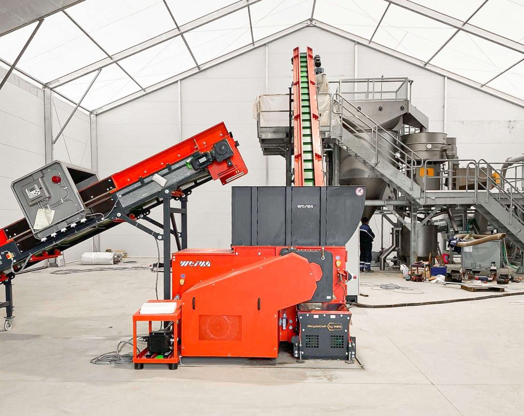 red orange weima shredder wlk 10 with conveyor belts in romania production hall