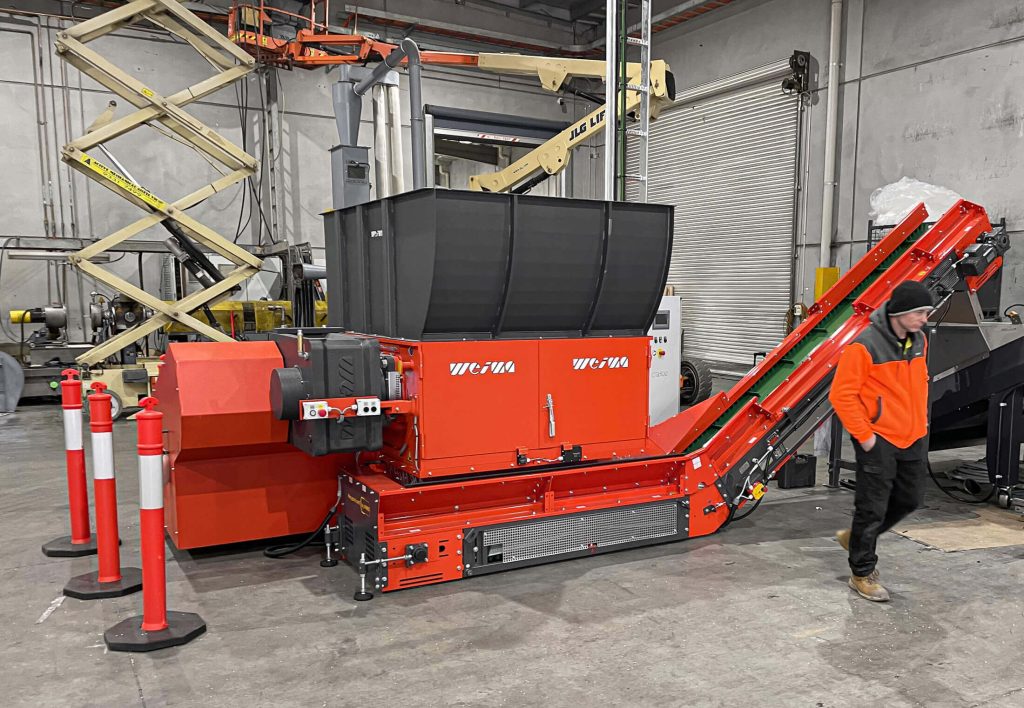 orang weima shredder in production hall with conveyor belt