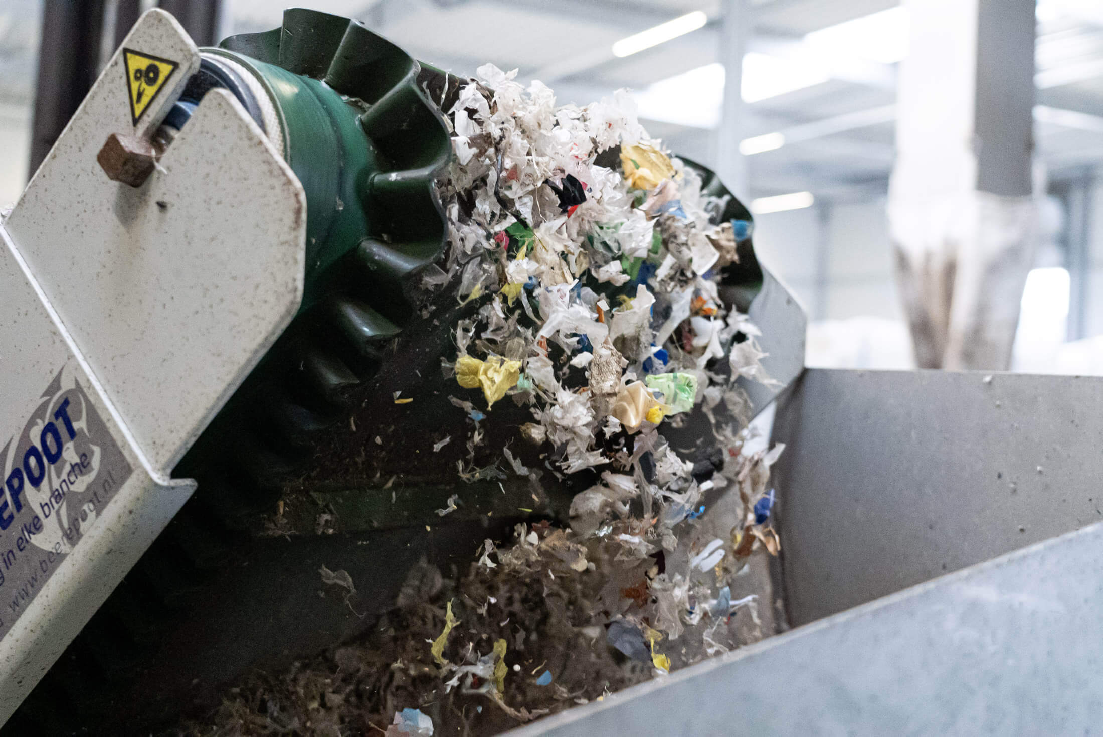 Conveyor belt with shredded plastic flakes