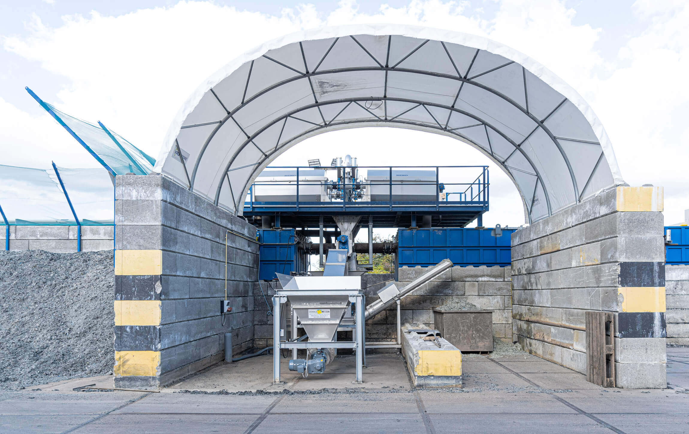 Roofed Recycled plastic fine parts | rejects dewatering system with a WEIMA press