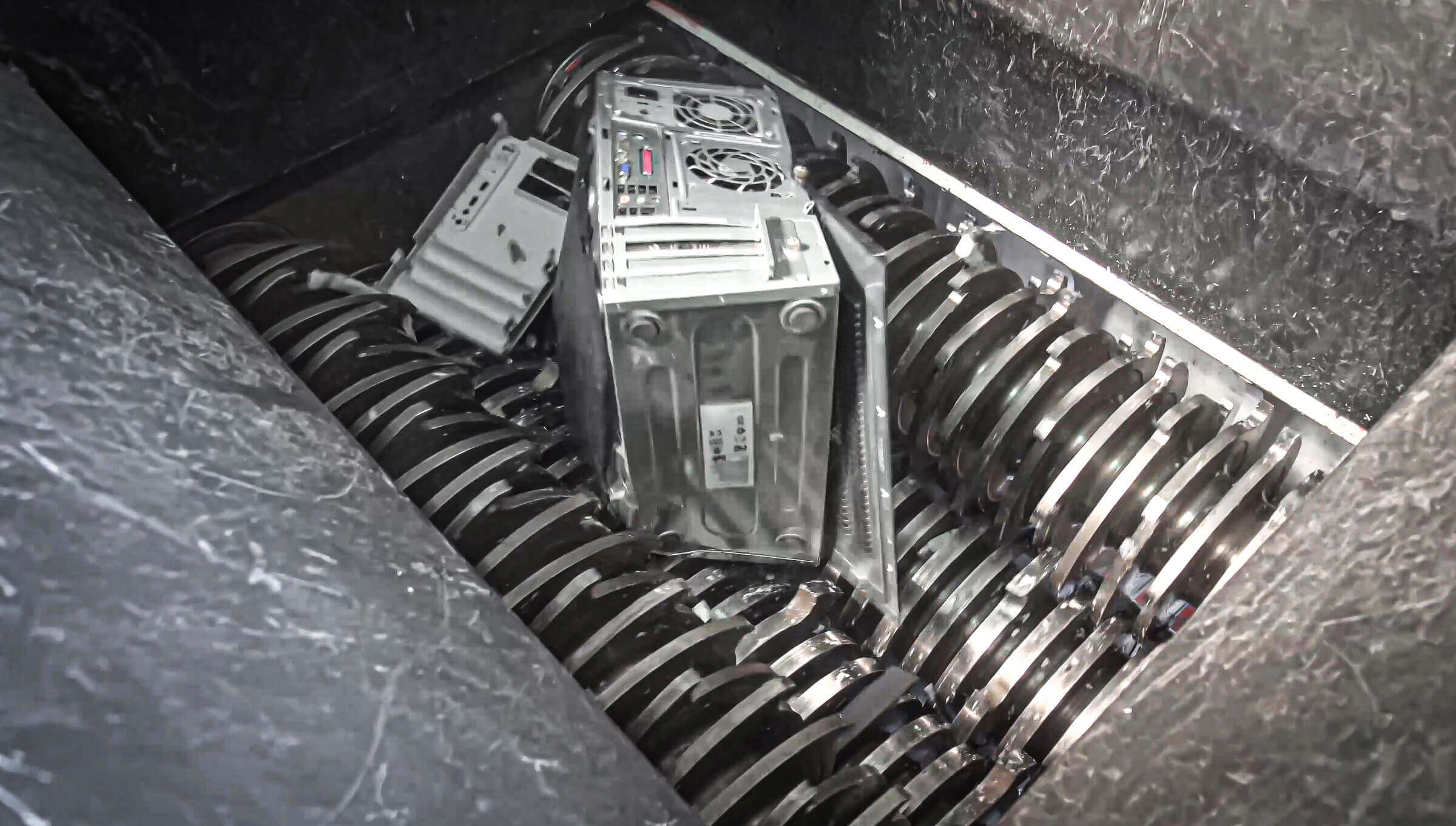 four-shaft shredder shreds computer e scrap