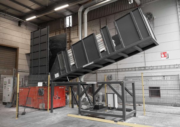 Tilting table of the WEIMA WLK 1500 at UNILIN is raised hydraulically