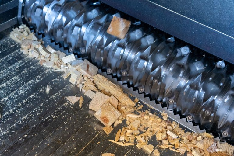 The rotor of a WEIMA machine shreds waste wood.