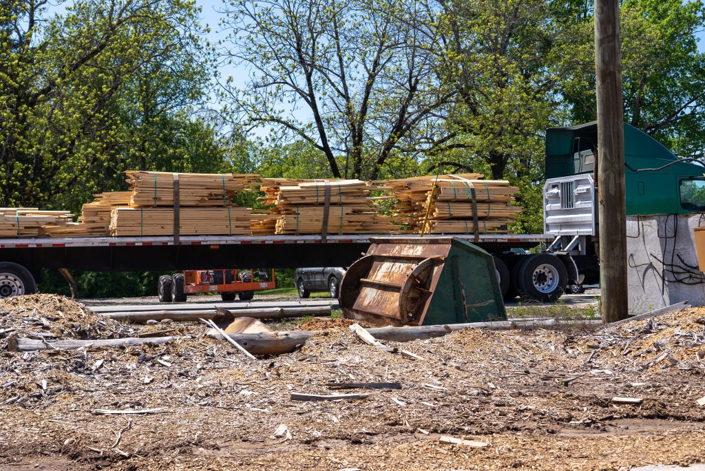 The sawn timber is transported further on a trailer.