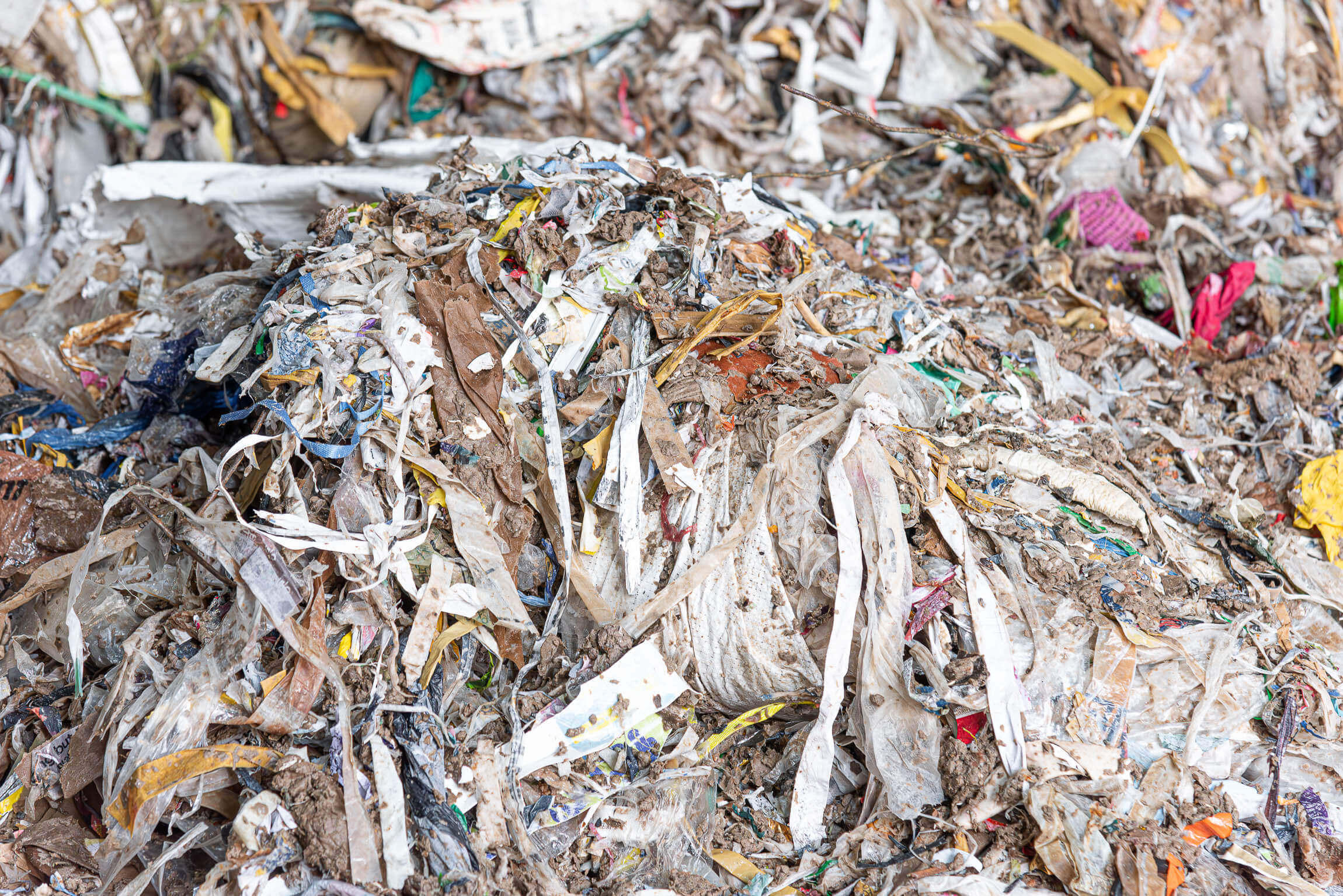 Detailaufnahme von Pulper Rejekten Zöpfen aus dem Papierrecycling