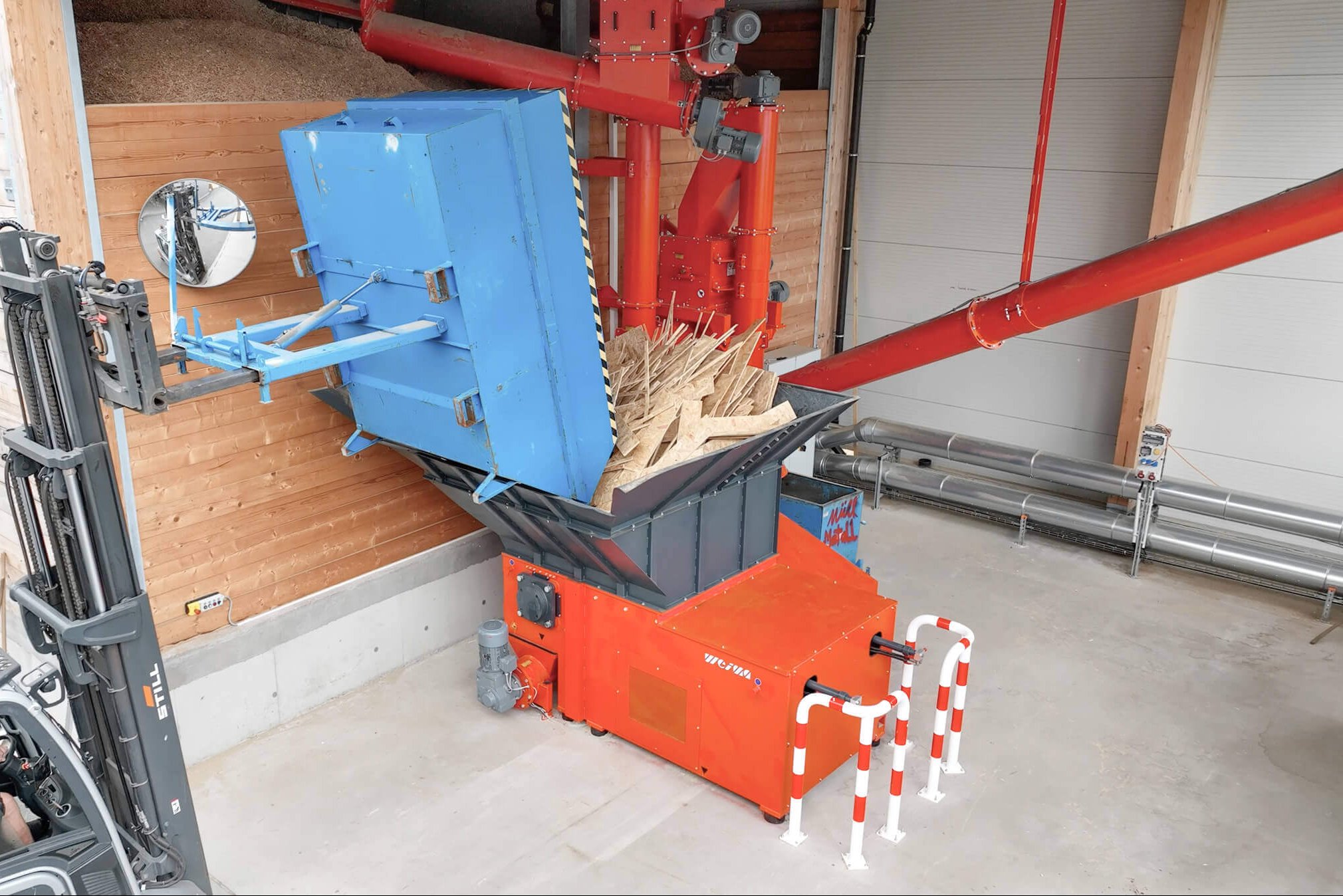 WEIMA WLK 1500 wood shredder fed by forklift with old pallets