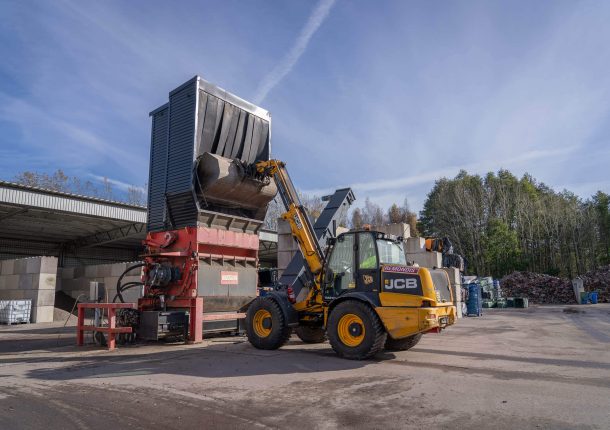 An excavator fills the WEIMA Shredder PowerLine 2500