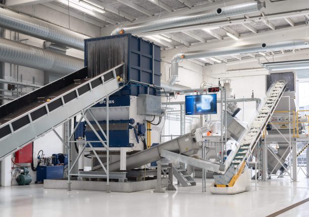 A WEIMA Shredder W5.18 in a hall on the Dansk Emballage company premises