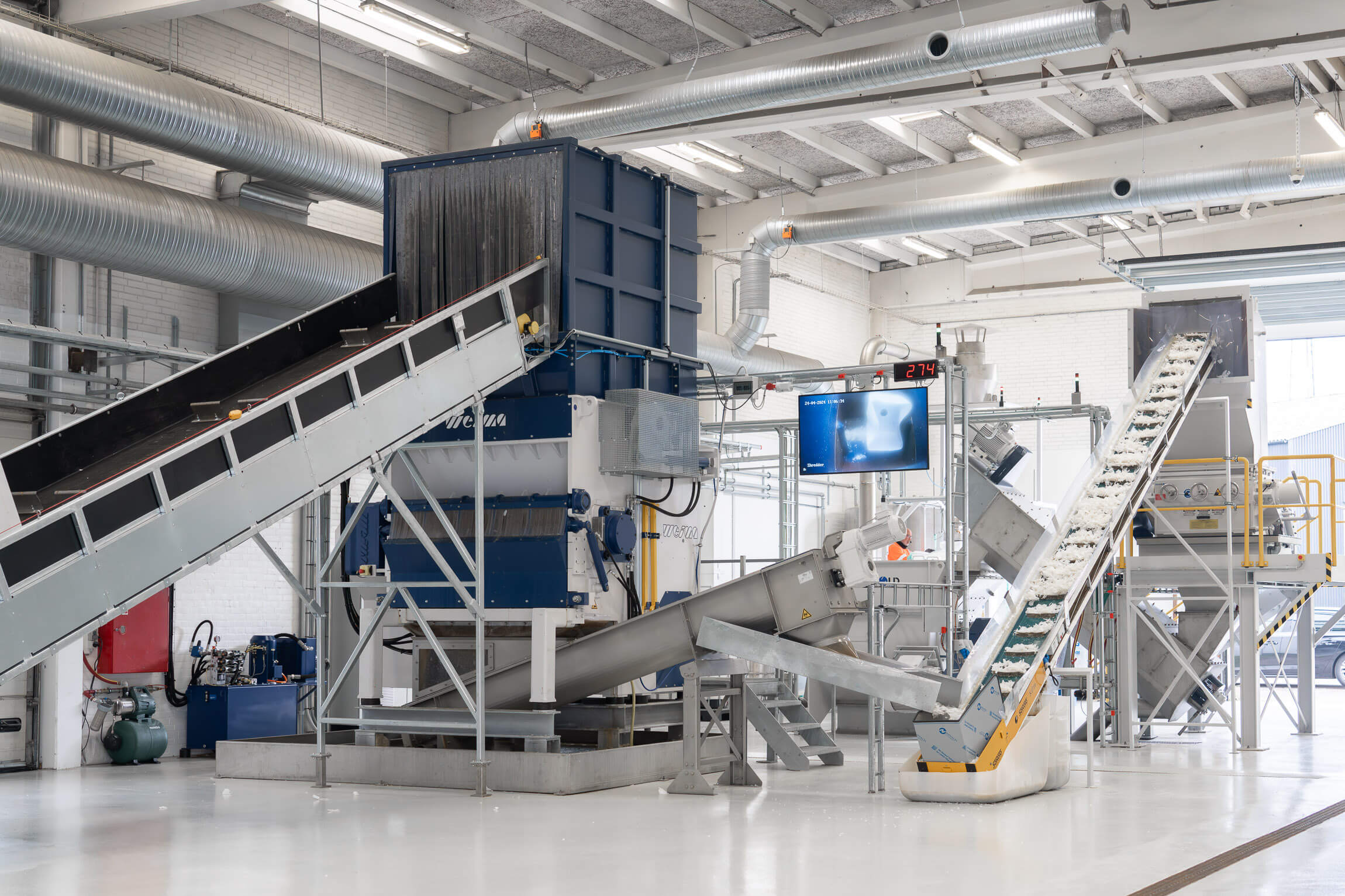 A WEIMA Shredder W5.18 in a hall on the Dansk Emballage company premises