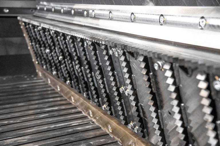 Serrated plate on the front of the slider of a WEIMA WLK 30 Super Jumbo