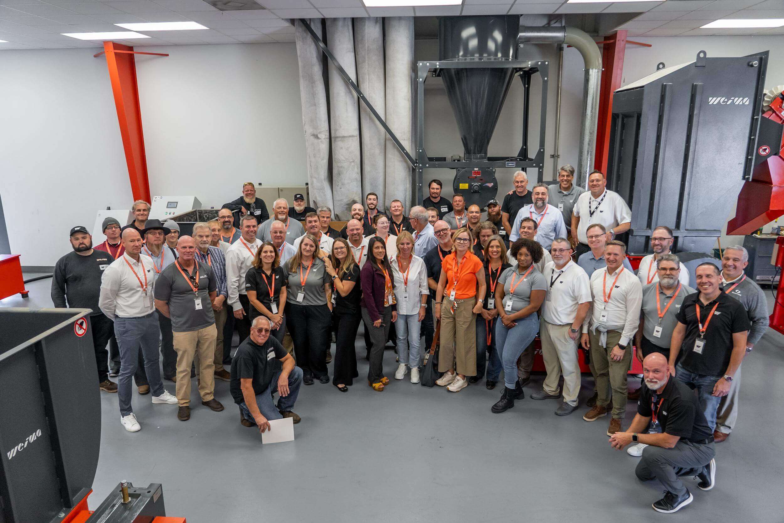Gruppenfoto mit WEIMA Angestellten vor Maschinen in Fort Mill, SC